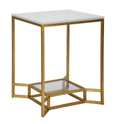 Table basse carrée en métal doré avec plateau en marbre blanc et étagère en verre.