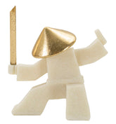 Statue de samouraï en résine beige détails dorés