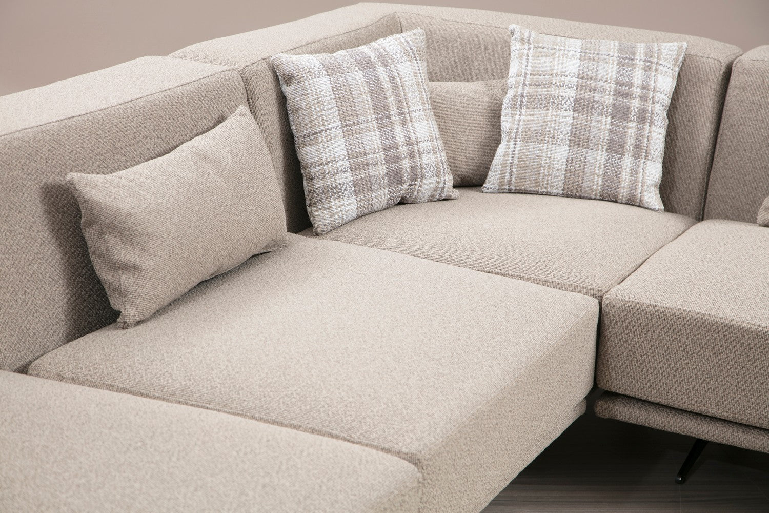 Canapé d'angle à droite avec pouf et 3 coussins Ravina Beige