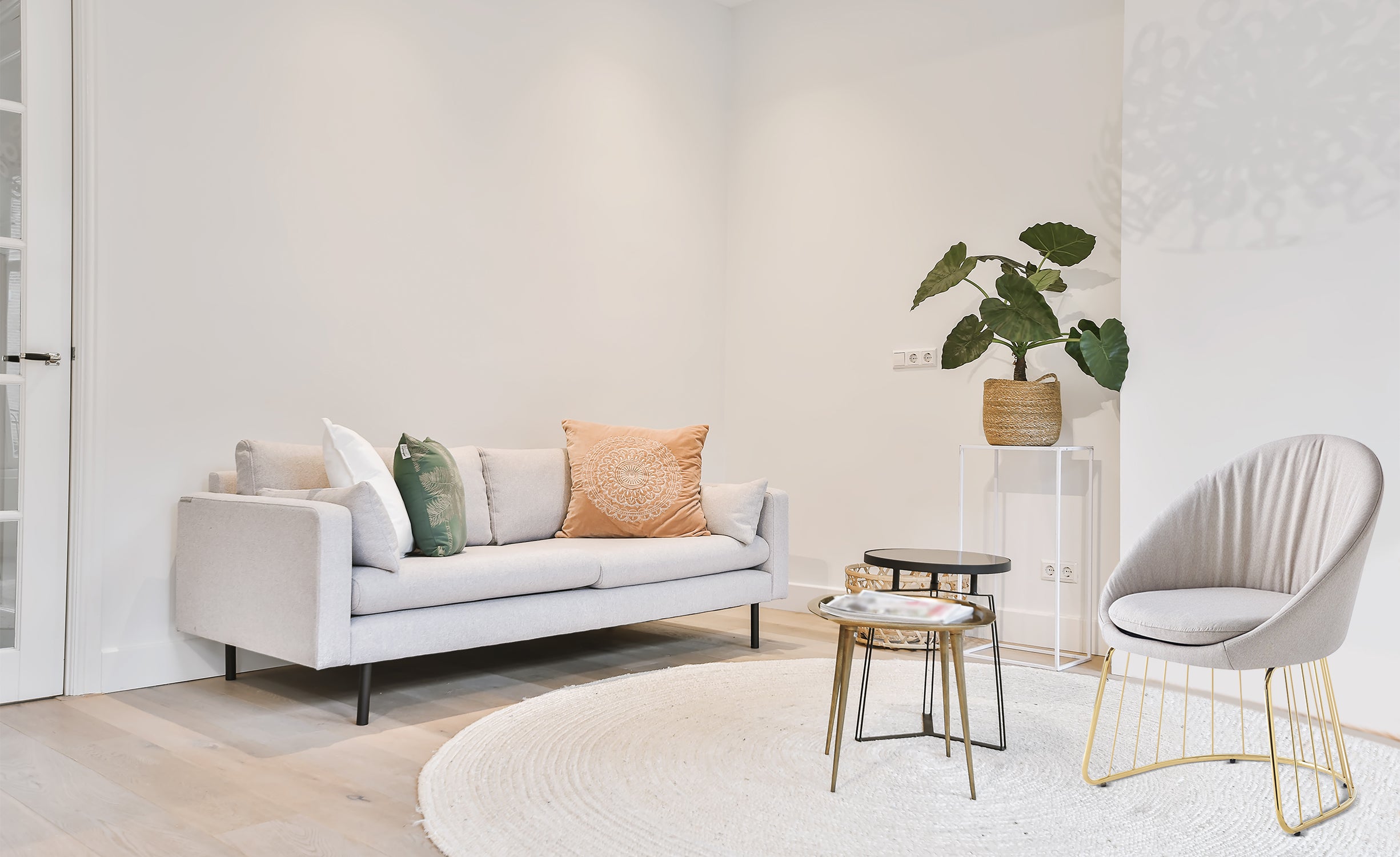 Chaise design avec dossier arrondi effet drapé Pralion Pied Or et Tissu Beige