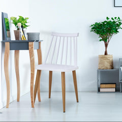 Lot de 2 chaises scandinaves en polypropylène blanc avec pieds en métal effet bois