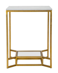 Table basse carrée en métal doré avec plateau en marbre blanc et étagère en verre.