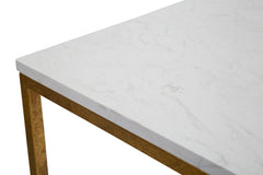 Table basse carrée en métal doré avec plateau en marbre blanc et étagère en verre.