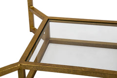 Table basse carrée en métal doré avec plateau en marbre blanc et étagère en verre.