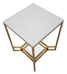 Table basse carrée en métal doré avec plateau en marbre blanc et étagère en verre.