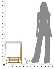 Table basse carrée en métal doré avec plateau en marbre blanc et étagère en verre.