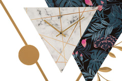 Horloge murale triangulaire avec décorations et branche dorée