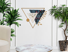 Horloge murale triangulaire avec décorations et branche dorée