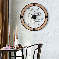 Horloge murale ronde cadre en bois avec visages stylisés