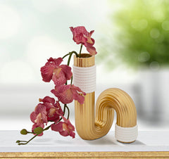Vase blanc et doré aux lignes sinueuses