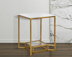 Table basse carrée en métal doré avec plateau en marbre blanc et étagère en verre.