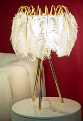 Lampe de table en métal doré abat-jour plumes blanches