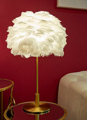 Lampe de table en métal doré abat-jour plumes blanches