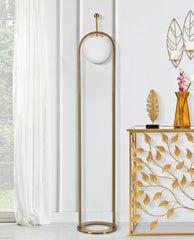 Lampadaire en métal doré abat-jour sphérique en verre blanc