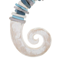 Sculpture suspendue Hippocampe en bois coloré