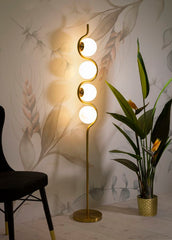 Lampadaire 4 lumières Glamy métal doré et sphères en verre blanc