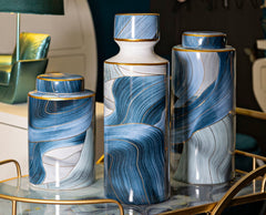 Vase en céramique décoré de pétales et détails dorés avec couvercle