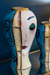Vase en céramique décor visage avec décorations dorées