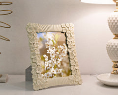 Cadre rectangulaire en résine décoré de fleurs crème