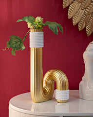 Vase en résine dorée avec finitions blanches