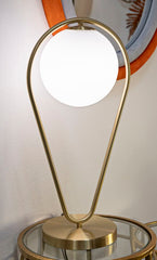 Lampe de table Glamy en métal doré avec sphère en verre blanc