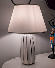 Lampe de table Emmi céramique blanche et abat-jour tissu argenté