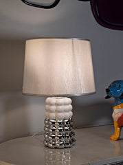 Lampe de table en céramique blanche et argentée abat-jour tissu argenté
