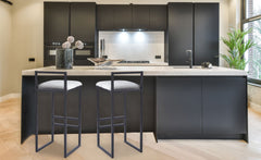 Tabouret de bar Brillo en métal noir et velours gris