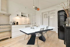 Table à manger extensible Icaria en Verre effet marbre blanc et pieds Métal Noir