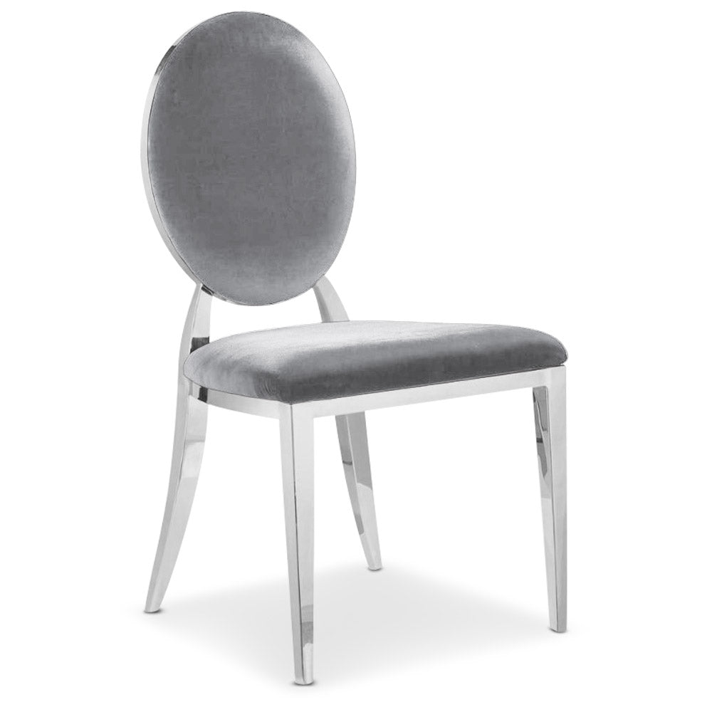 La chaise Sofia velours argent, avec son dossier oval rembourré et ses pieds en métal brillant