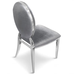 La chaise Sofia velours argent, avec son dossier oval rembourré et ses pieds en métal brillant